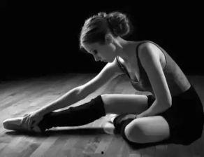 吊带女生跳舞吃瓜,一场别开生面的舞蹈盛宴