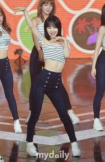 吊带女生跳舞吃瓜,一场别开生面的舞蹈盛宴