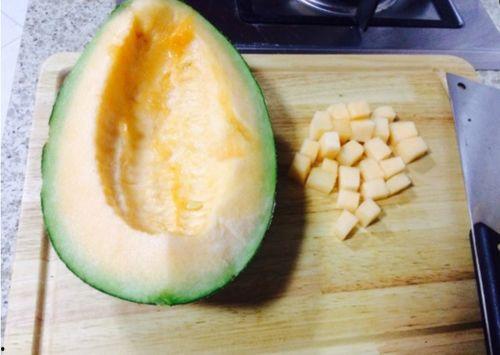 吃哈密瓜扩胸,健康美味两不误