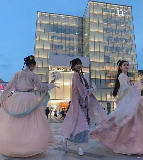 汉服变装吃瓜,穿越古今的时尚演绎