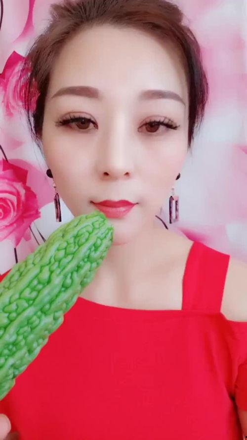 美女吃瓜的图片,美女与瓜果的视觉盛宴