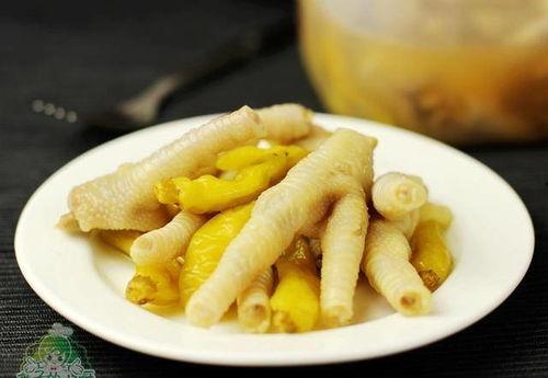 泡椒鸡爪吃瓜,夏日消暑新风尚