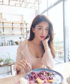 李丽欣白色吊带吃瓜,吃瓜群众热议