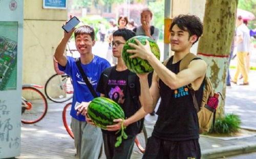 各大高校吃瓜群聊,揭秘校园里的热点事件与幕后故事