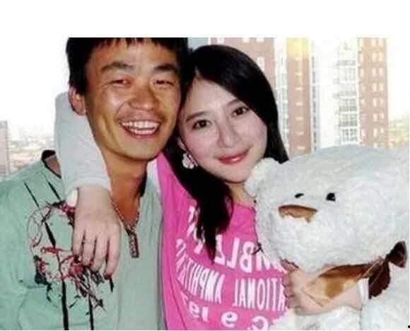 曝光恋情吃瓜,甜蜜瞬间引网友热议，吃瓜群众纷纷围观