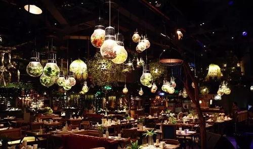 杭州下沙酒馆吃瓜,杭州街头热辣吃瓜，一探酒香四溢的市井风情