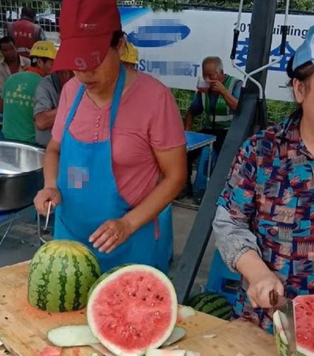 工人吃瓜,工人夏日吃瓜解暑记