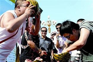 军人吃瓜大赛,军人吃瓜大赛欢乐上演