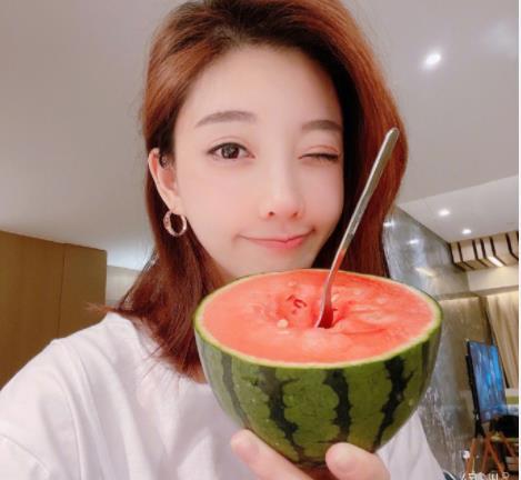 跟粉丝跳舞吃瓜,粉丝互动，共度欢乐时光