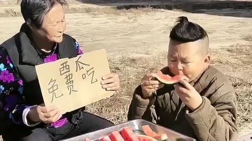 街头吃瓜老太太,见证人间百态的市井传奇