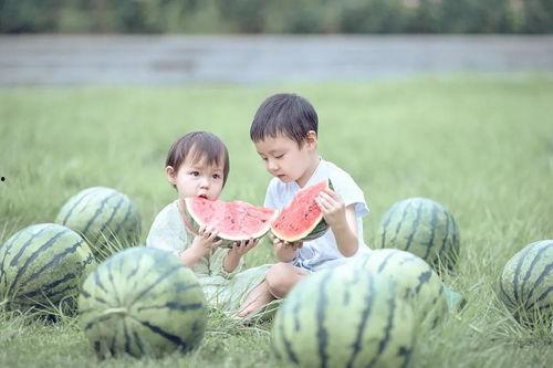 吃瓜拍照姿势小孩,小孩吃瓜拍照的可爱瞬间
