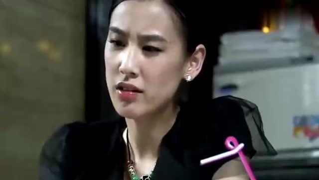 美女和帅哥吃瓜