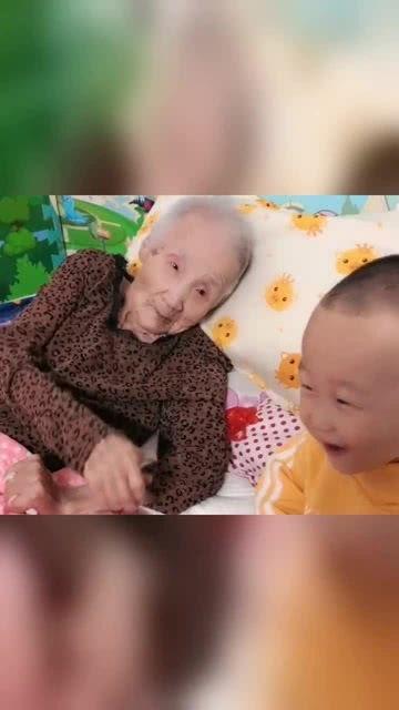 孙子吃瓜吃的特别好